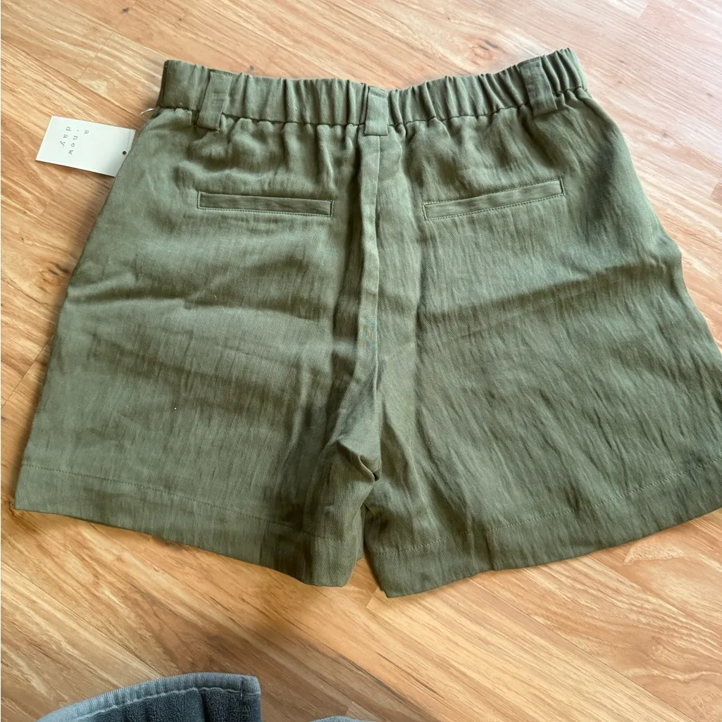 A New Day Women's Green Shorts size 8 - Image 4