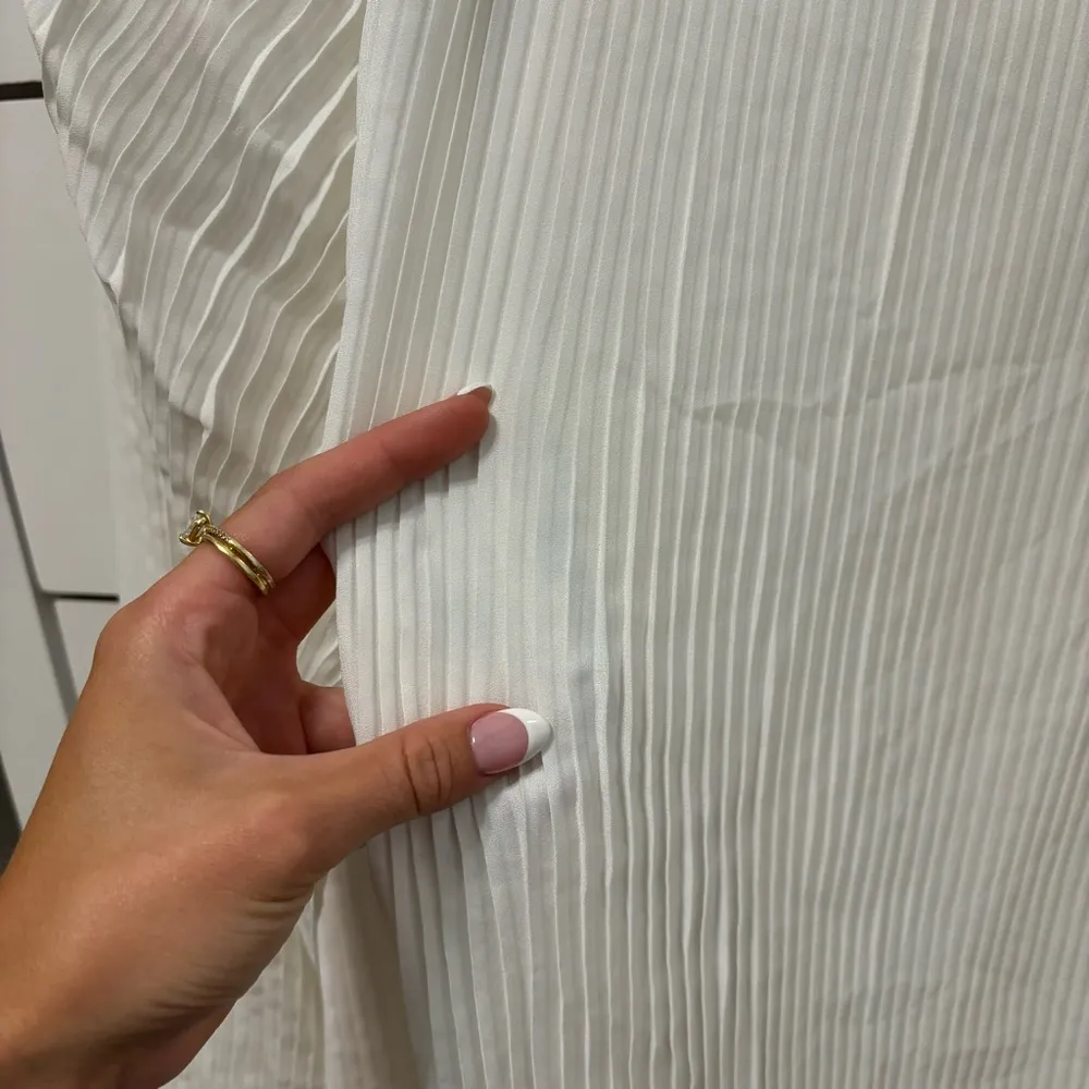 Veiled Collection White Pleated Blouse Size 2X - Image 3