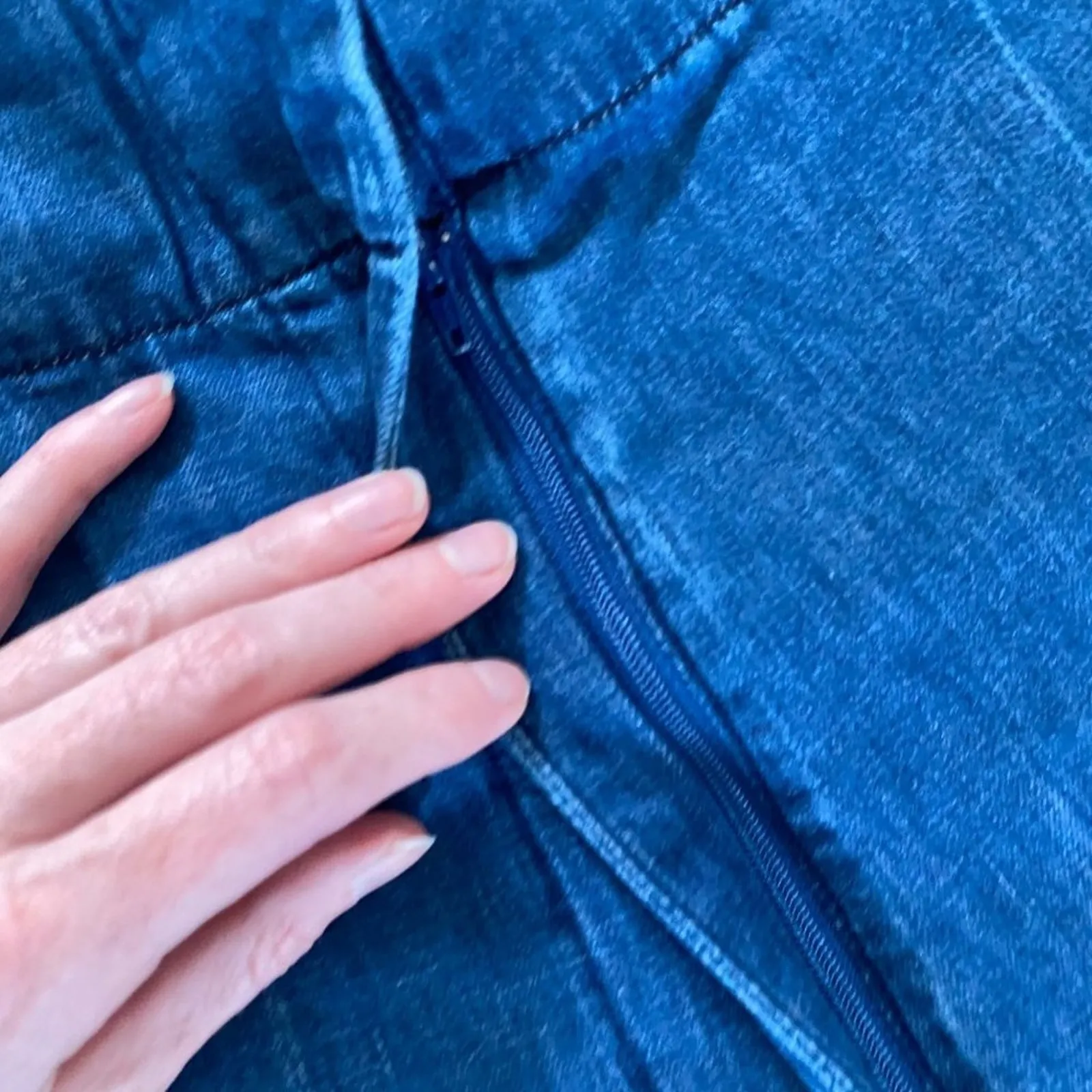 7 For All Mankind - Wide Leg Pleat Jeans in Dark Blue - Image 3