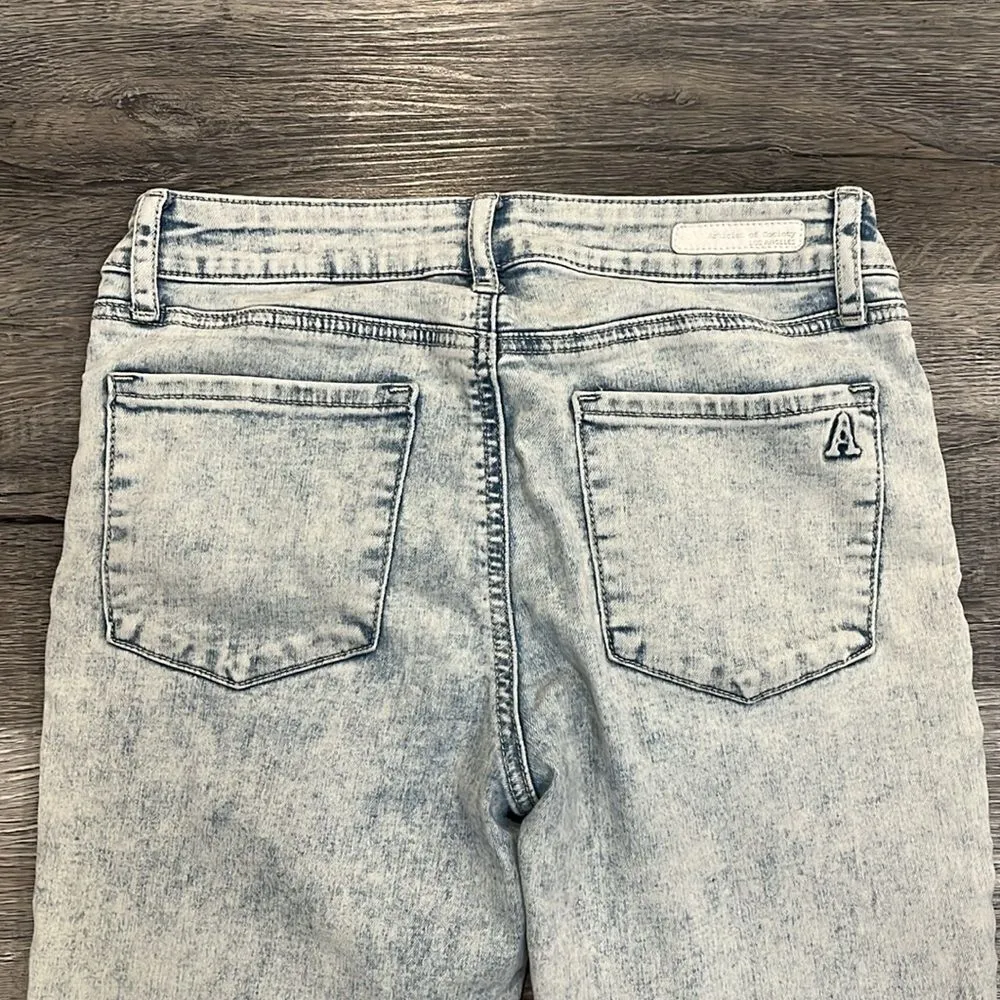 Articles of Society Los Angeles white washed light cropped jean 2” side slit 25 - Image 8