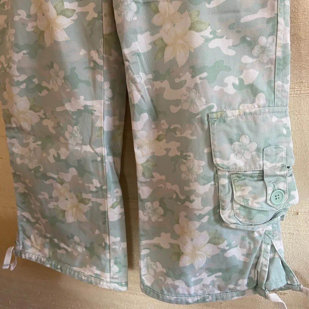 Old Navy Floral Capri Pants - Image 5