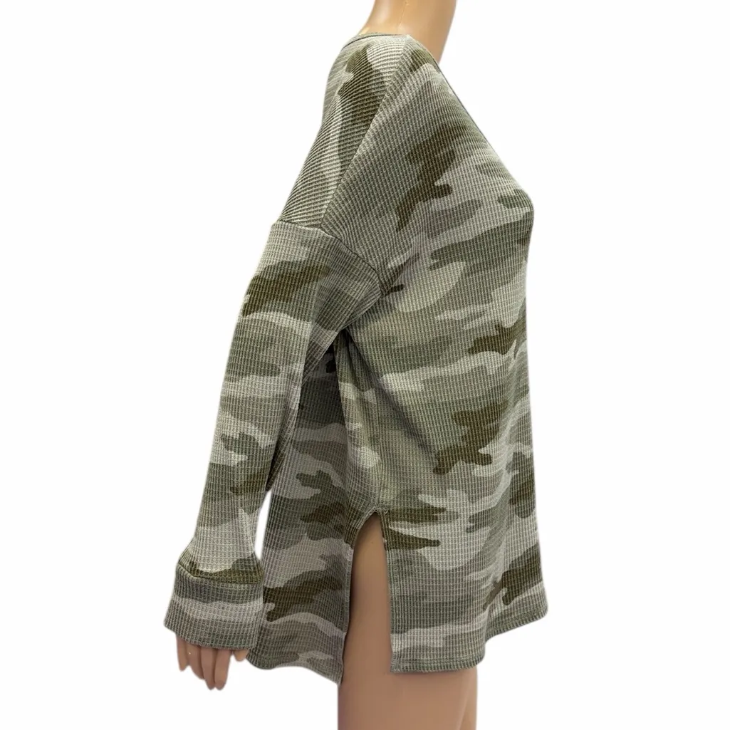 American Eagle Waffle Knit Thermal Green Camouflage V Neck Top Womens Medium - Image 5