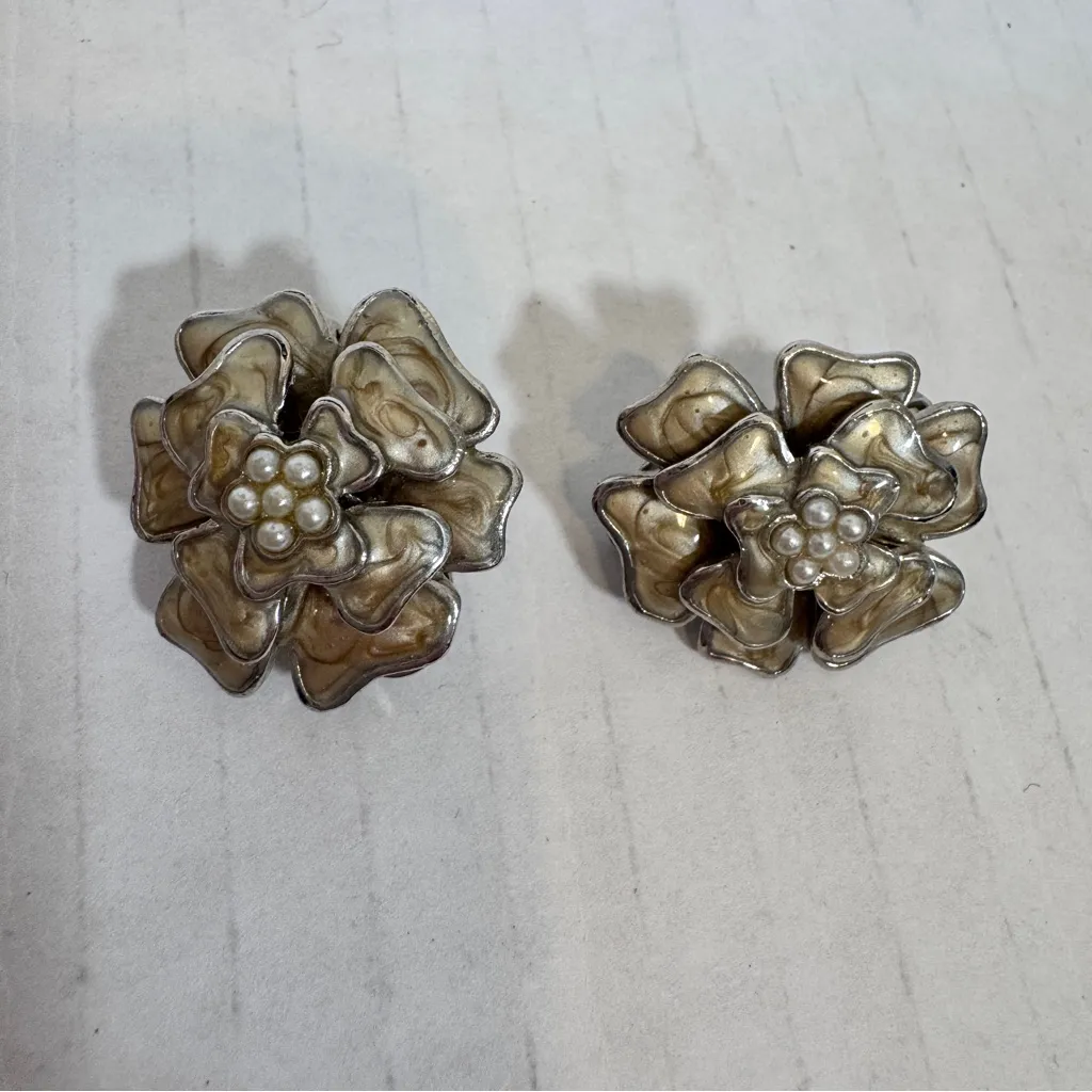 Vintage Silver Tone Enameled Flower Clip On Earrings Womens Estate Jewelry - Image 7