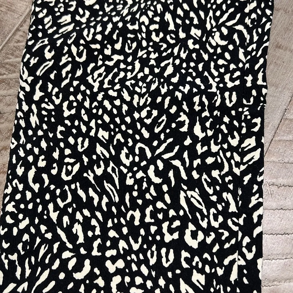 89TH + MADISON pull on CHINO PANTS leopard print EUC Black Size undefined - Image 2