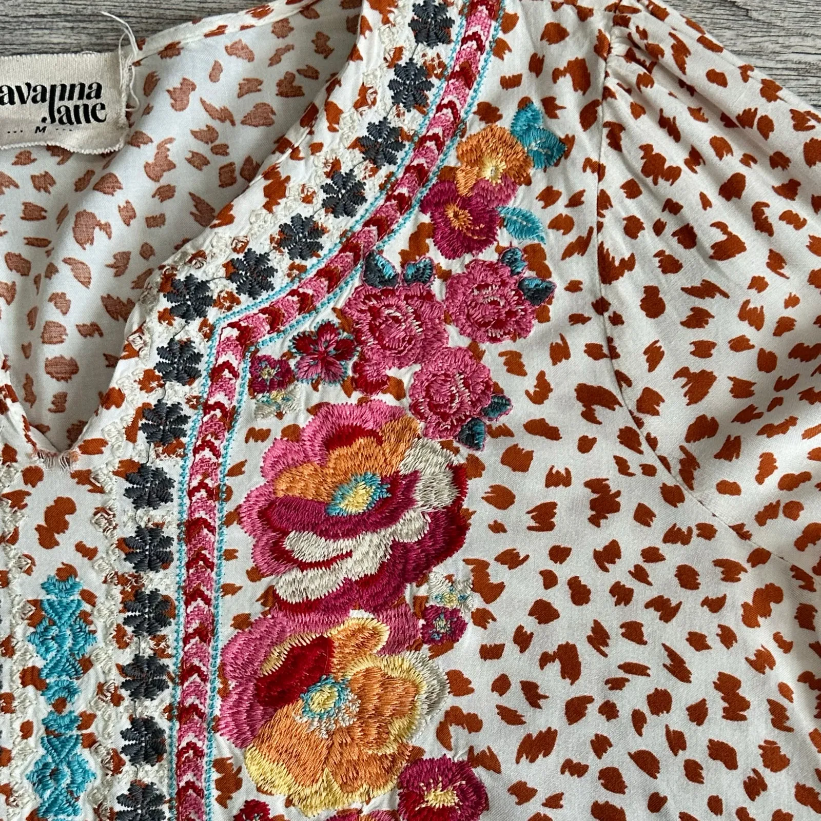 Savanna Jane Leopard Print Floral Embroidered Top Womens M Cream Bell Sleeve White Size M - Image 3