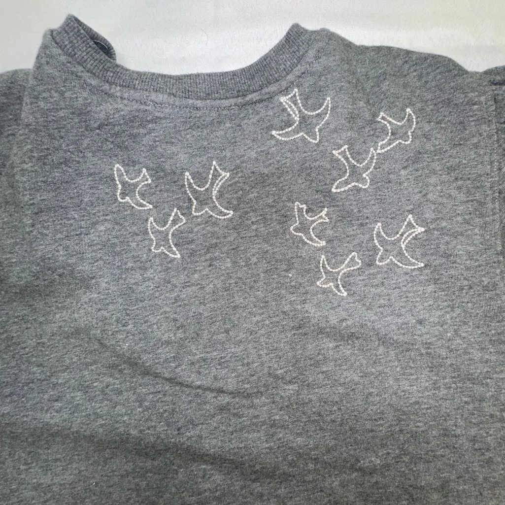 Johnny Was Raglan Sweatshirt Medium Gray Floral Bird Embroidery Crewneck Top EUC - Image 3