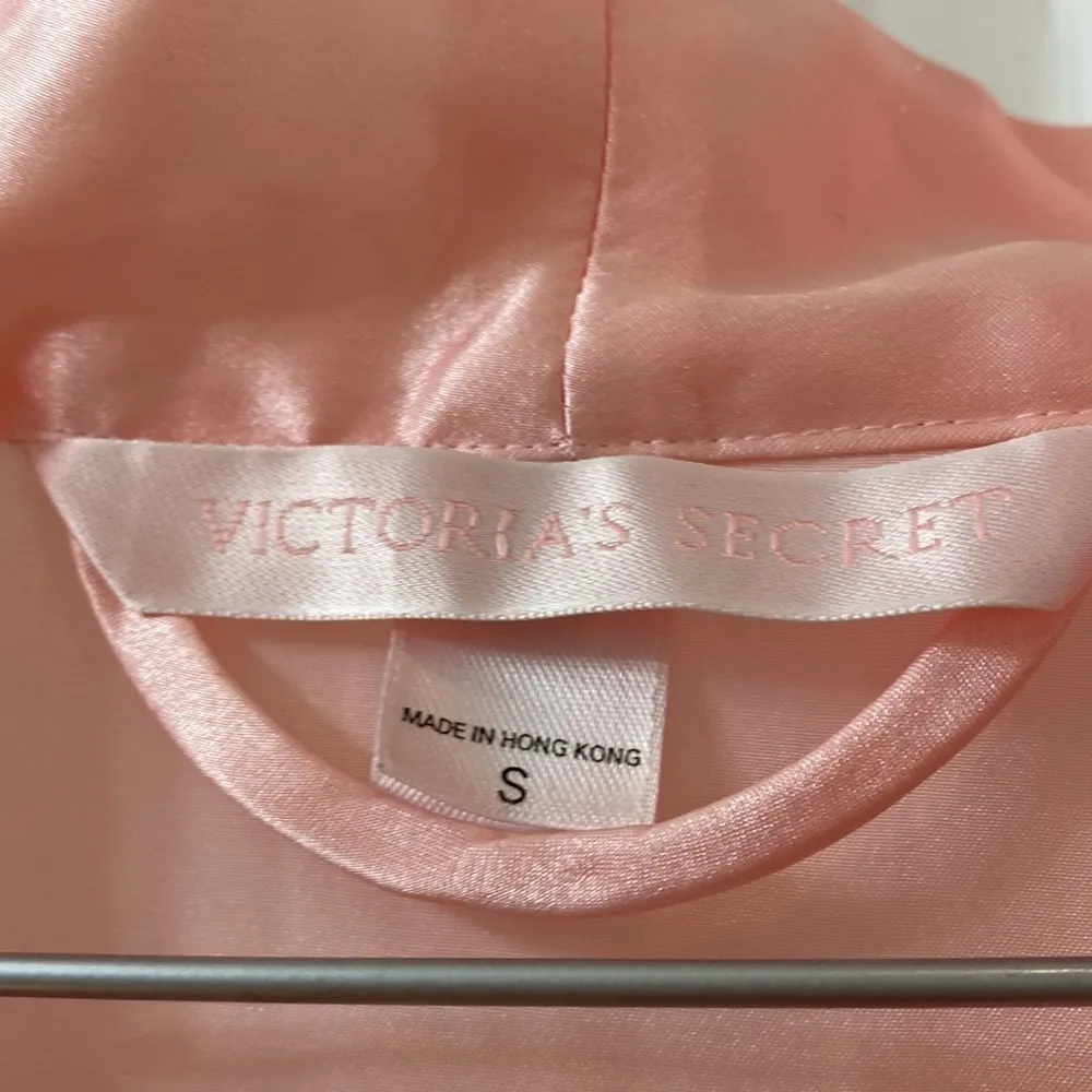 Victoria’s Secret pink satin robe and chemise with beige lace. Pink label.Size S - Image 10