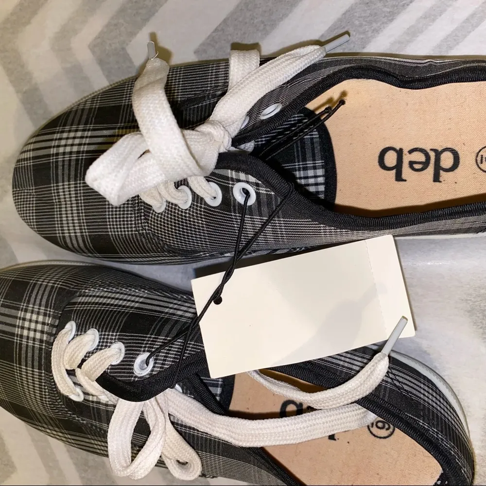 Deb Womens Canvas Tennis Shoes black, white, gray plaid w/ white laces size 6 - Image 4