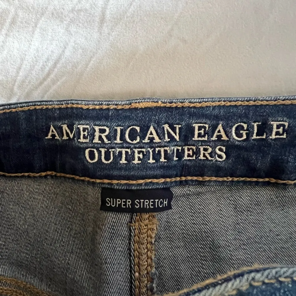American Eagle distressed jean shorts. - Image 4