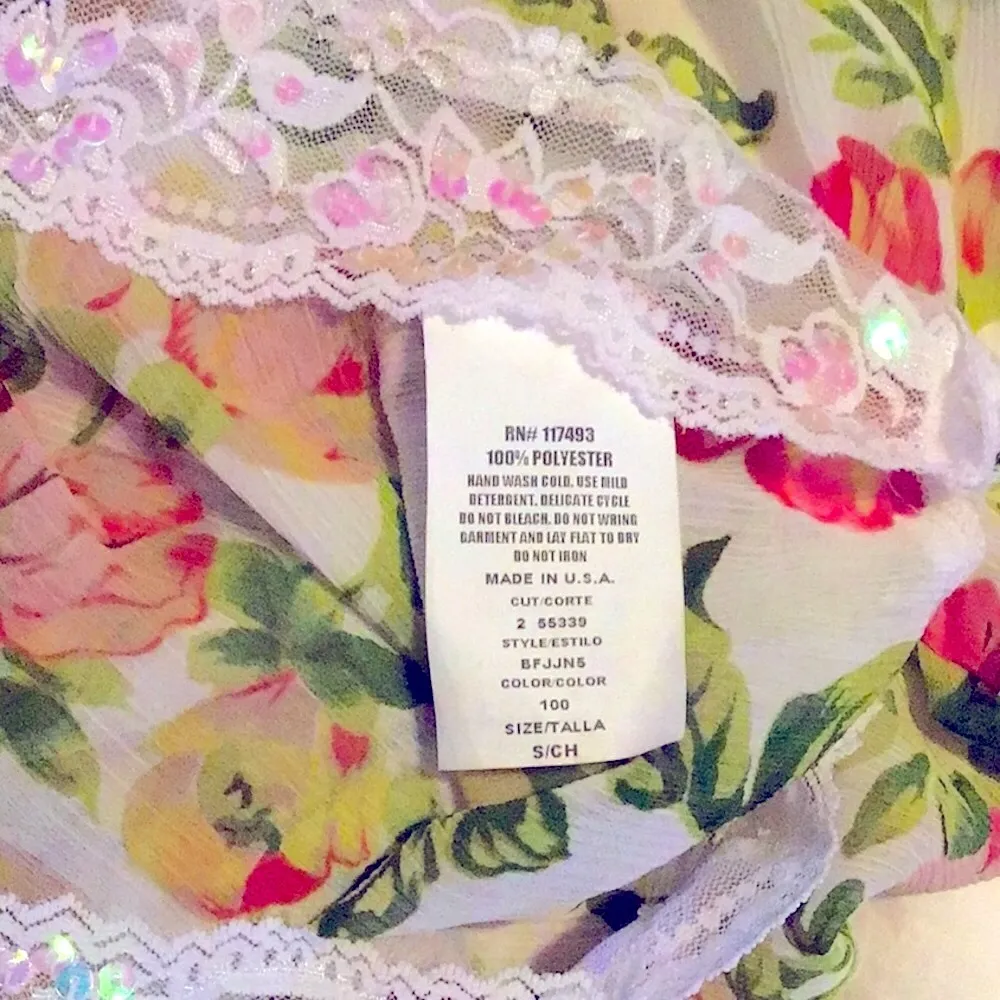 NWT! Floral & Lace Tie Top - Image 3