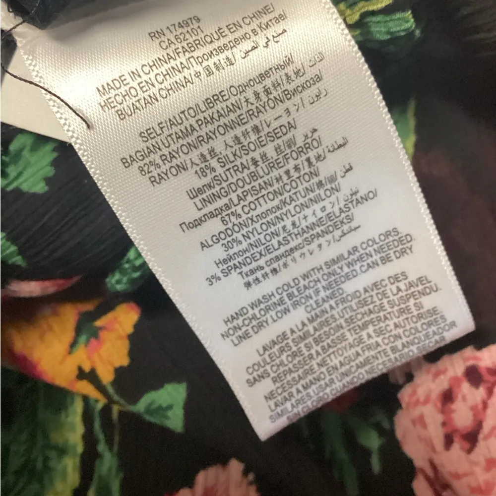 BCBGMAXAZRIA floral romper. Medium - Image 9