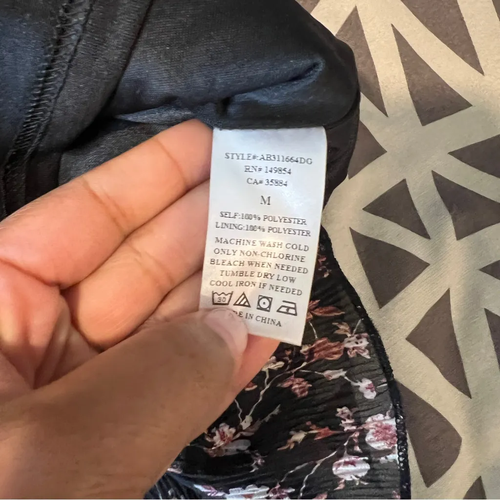 Sadie & Sage Textured Chiffon Floral Print Puff Sleeve Top Peasant Size‎ M Black Size M - Image 9