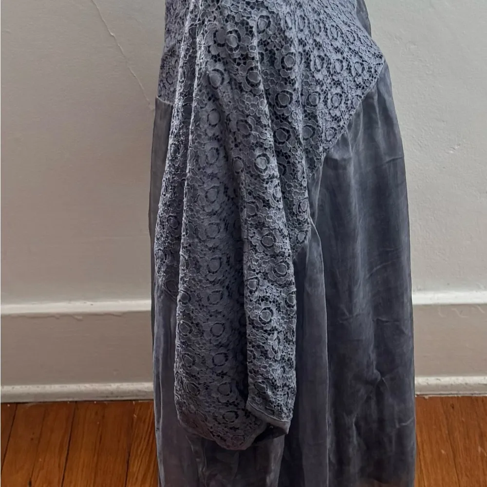 H Trend Made in Italy grey silk 3/4 sleeves blouse, size L boatneck lace lined Gray Size L - Image 11