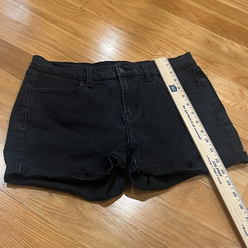 Old navy women’s black mid rise jean shorts size 6 . - Image 6
