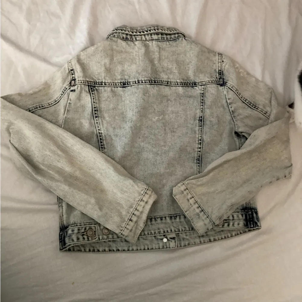 Thread and Supply  Nordstroms Acid Washed Cropped Denim Jacket Size Large - Image 2