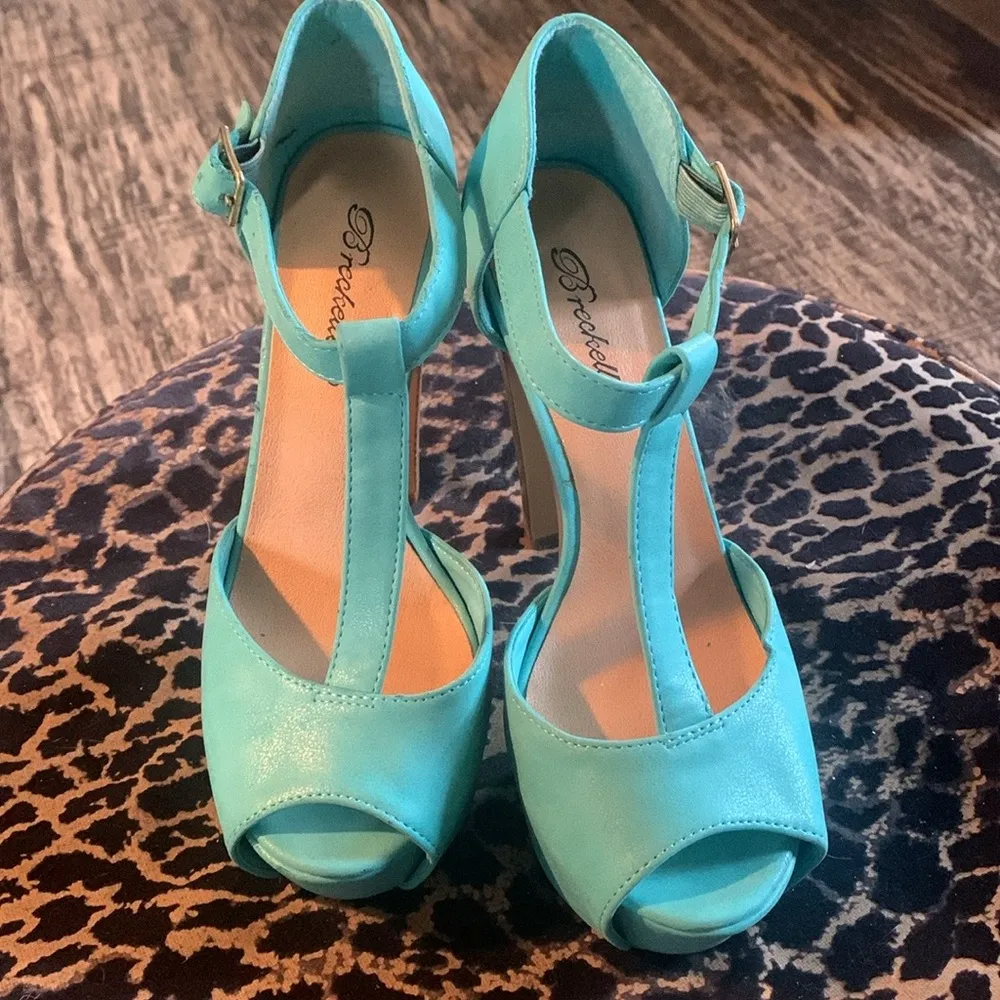 Women Breckelles Brina-21 PU Peep Toe T-Strap Platform Chunky Heel Sandal - Image 4