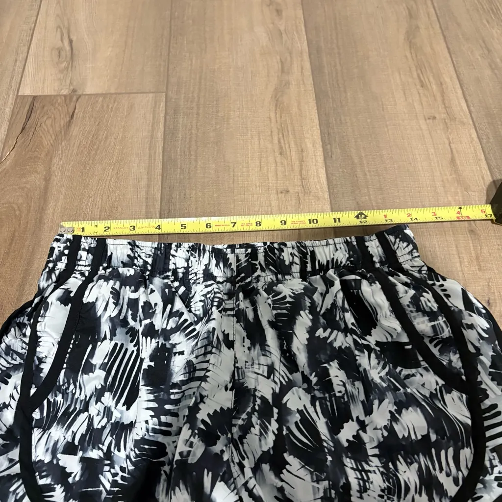 Calvin Klein Performance Short Printed tie dye Short white Black size small - Image 9