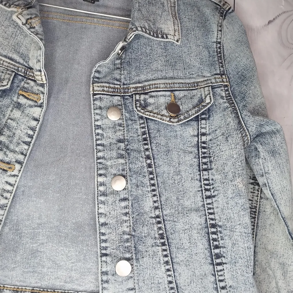 2B bebe Light Blue Cropped Denim Jacket - Image 4