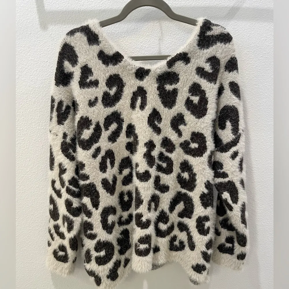 POL Black and White Leopard V-Neck Sweater Size Medium - Image 10