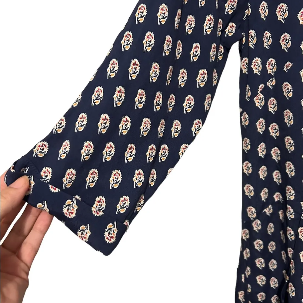 Garnet hill Navy Floral Dress
Pleating Pockets Lined V-Neck size 4 - Image 2