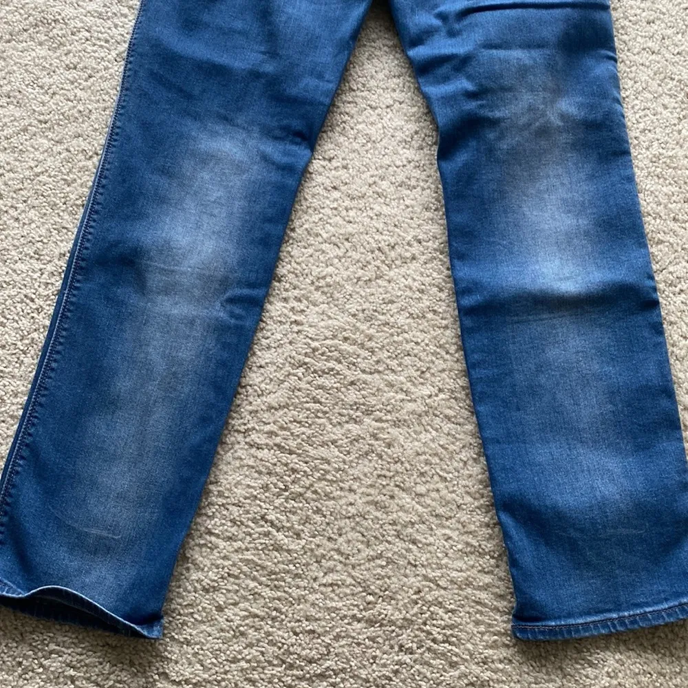 Levi’s Skinny Leg Flatters & Flaunts medium wash blue jeans women’s size 6 8 - Image 7