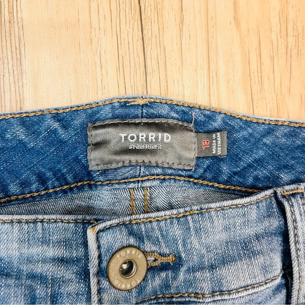 Torrid Feel The Fit Light Wash Distressed Ripped Denim Jean Shorts size … - Image 4