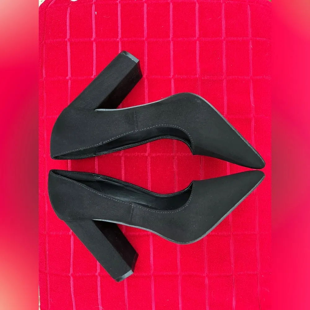 Madden Girl Symboll Block Heel Black Faux Suede Pumps Women’s Size 6.5 NWOB - Image 4