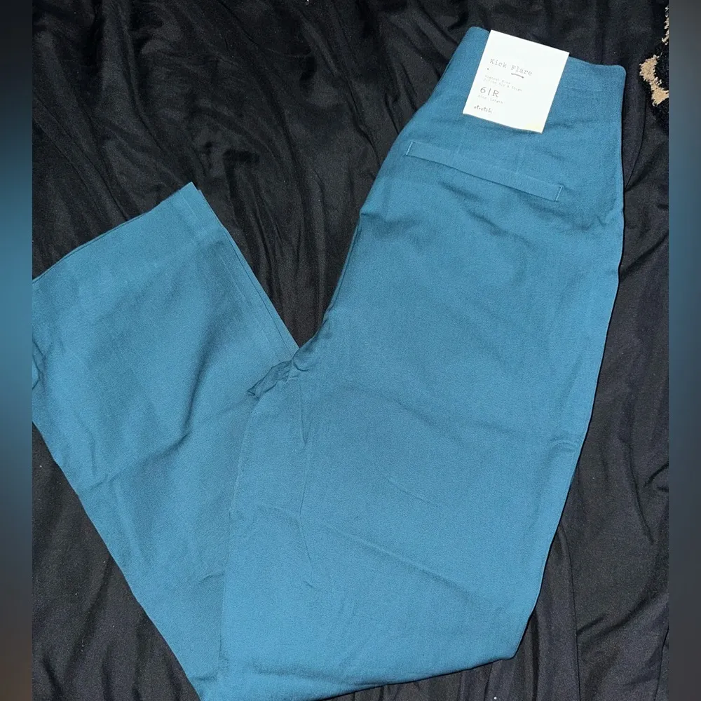 NWT . Green High Rise Kick Flare Pant Cropped Sz. 6R - Image 2