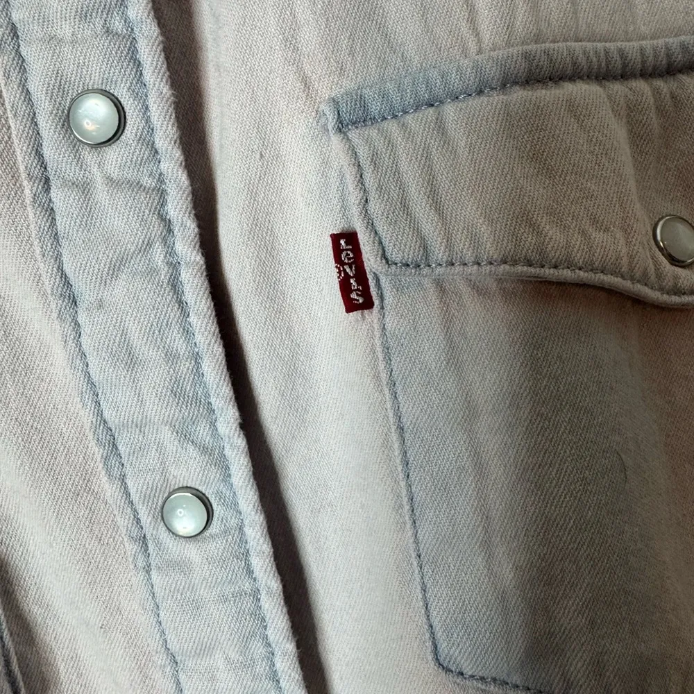 Levi’s Women’s Ultimate Western shirt Large button up - Image 3