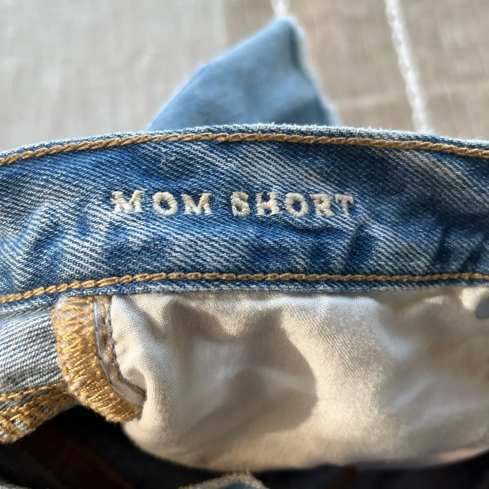 AE Mom Short Frayed and Ripped Light Wash - Image 4
