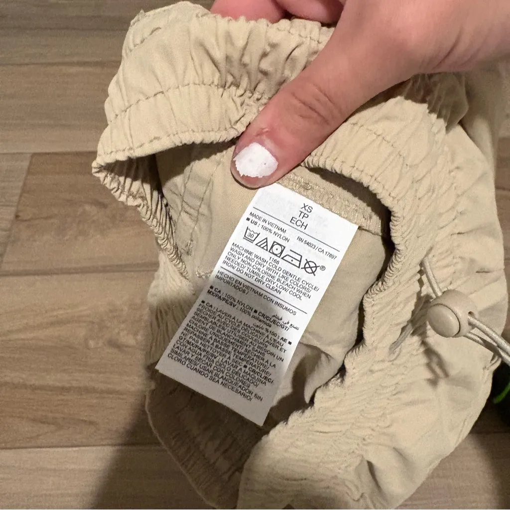 Old Navy Women's Woven Cargo Shorts‎ A stone’s Throw Tan Size XS - Image 5