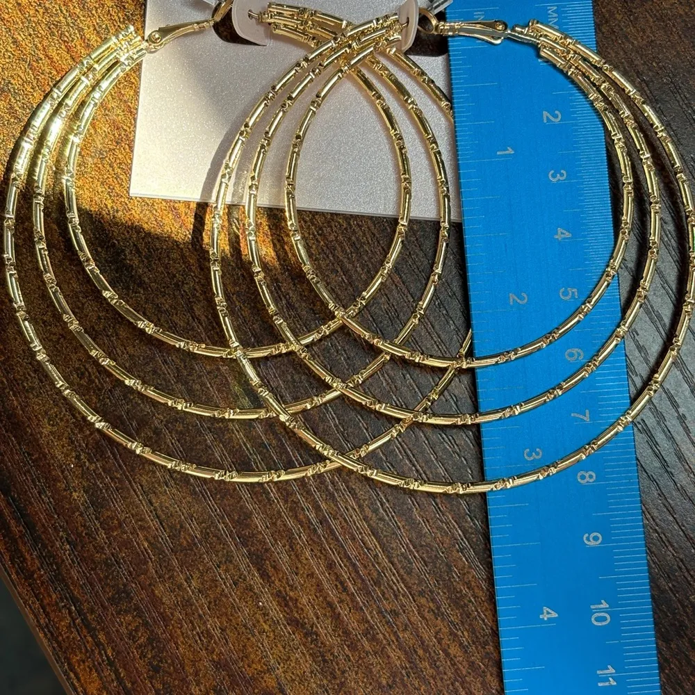 Daisy Fuentes Gold Hoop Earrings - Image 4