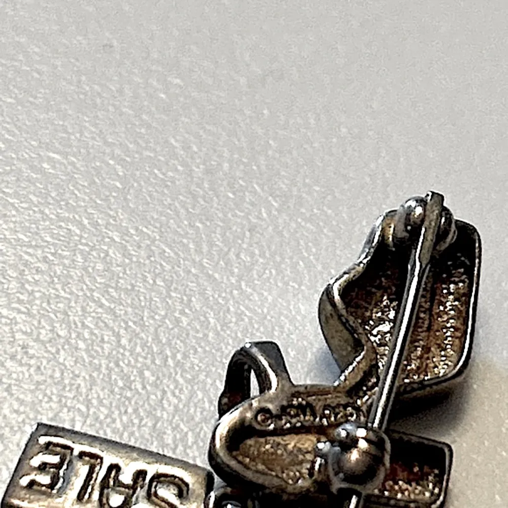 Mini silvertone platform shoe pin with SALE tag Silver - Image 5