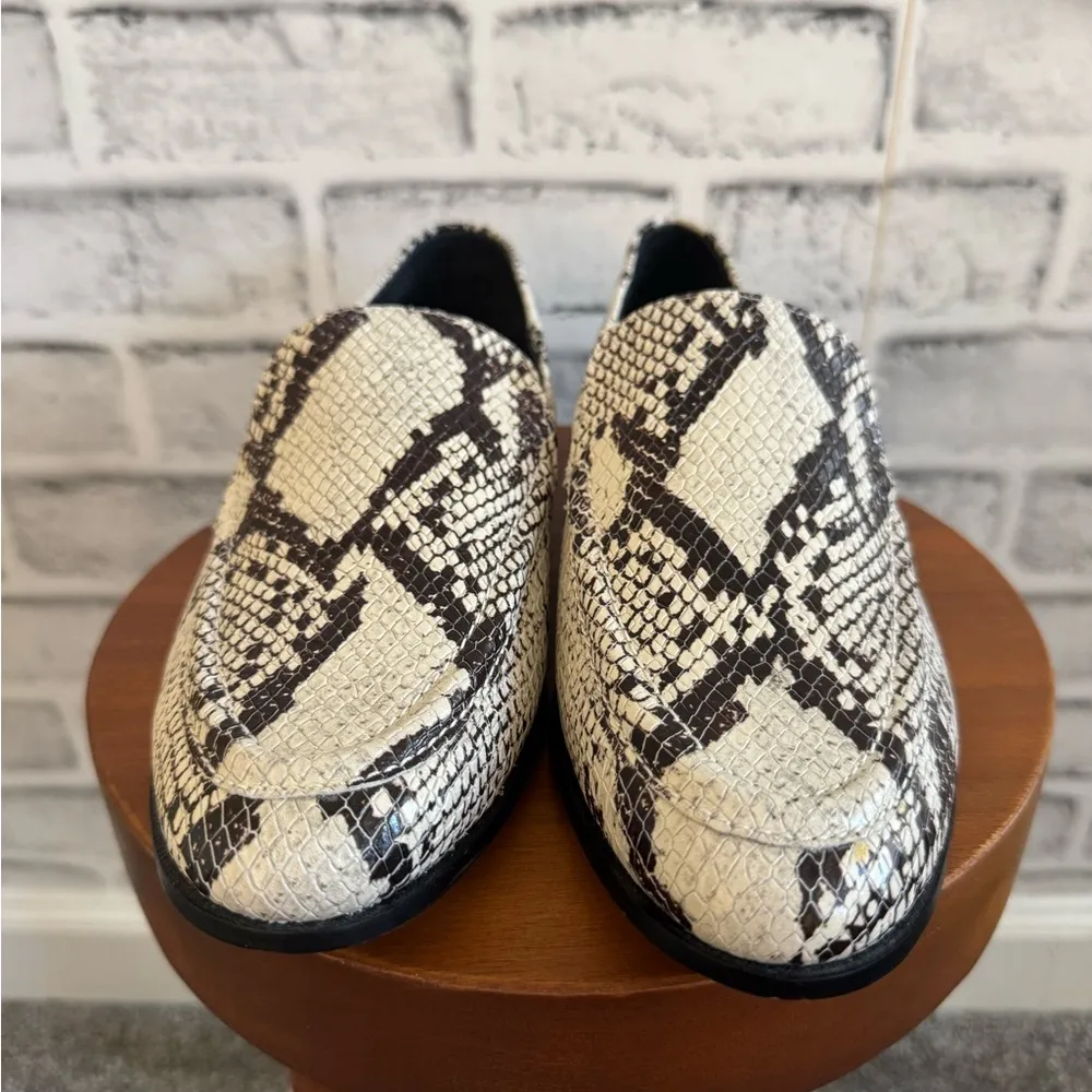 NWOT Vince Camuto Jeydeya snakeskin round toe loafer slip on shoes 6.5 - Image 2