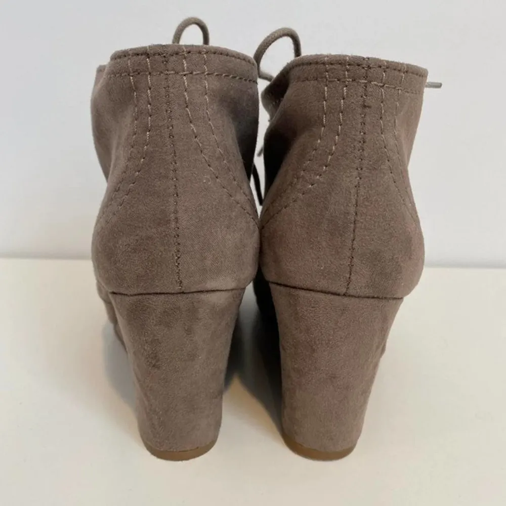 Arizona Jeans Lacie Ankle Bootie Wedges Size 7 Taupe - Image 99