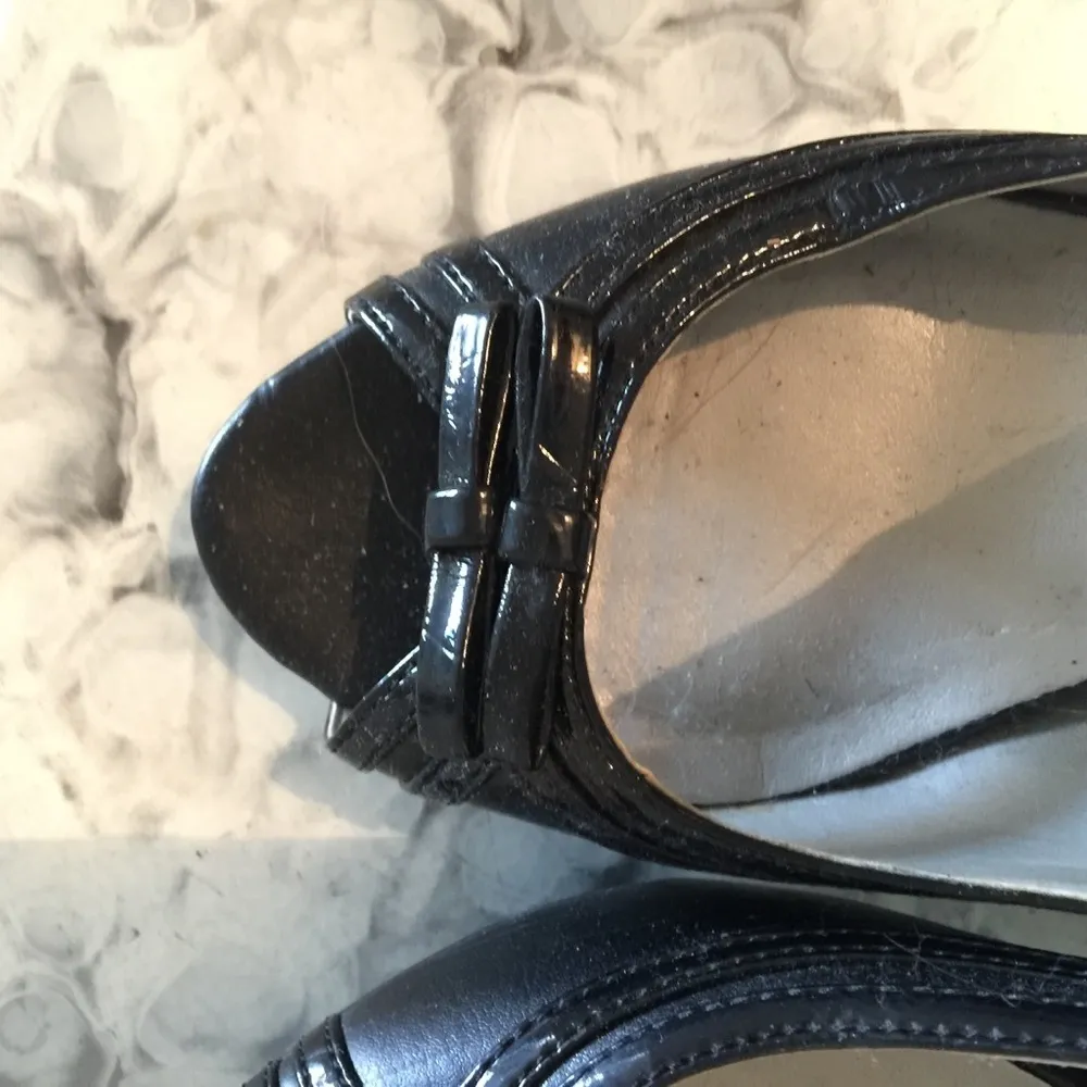 ⭐️ Black Bow Tie Peeptoe Pumps Size 6 - Image 3