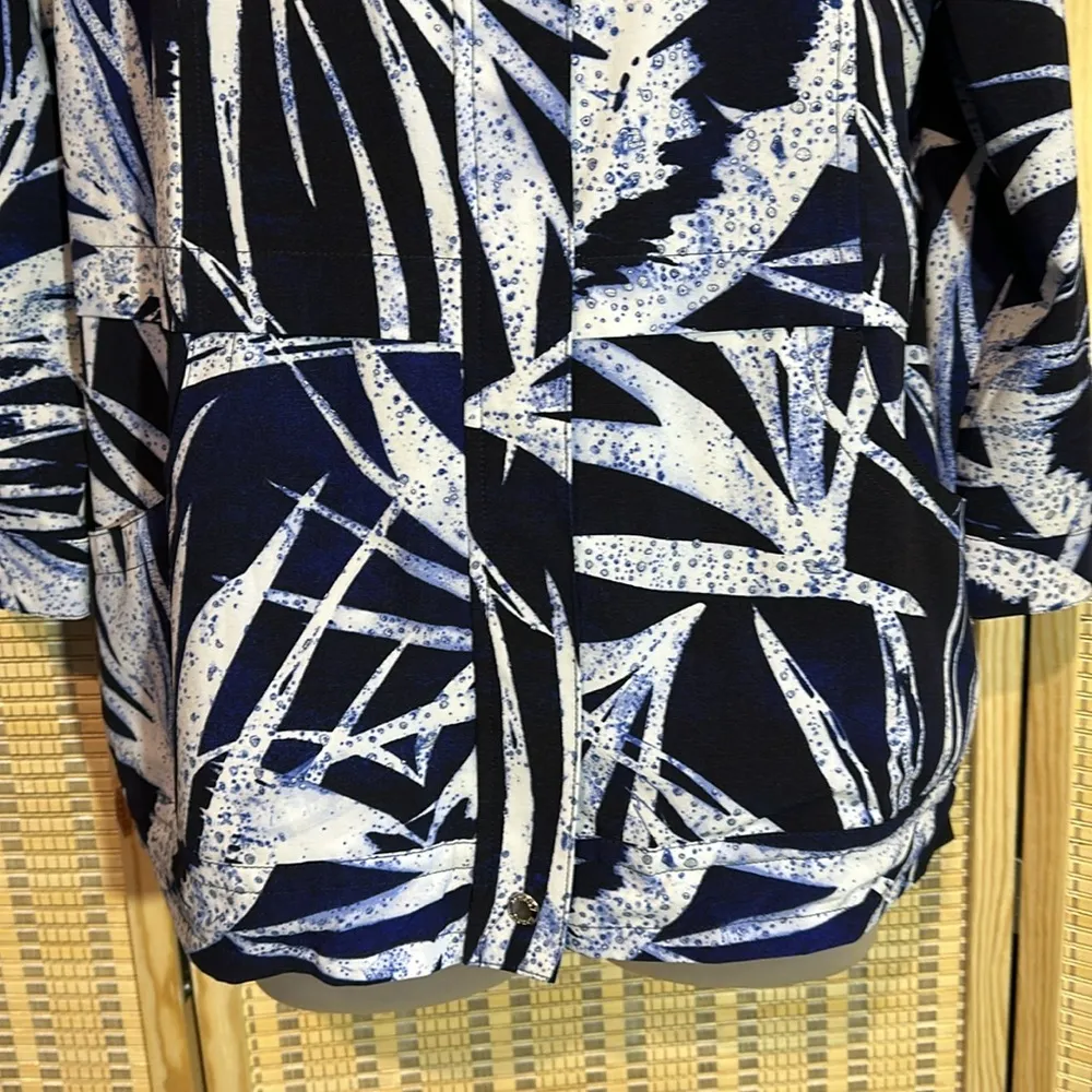 Chico's Zenergy Navy Blue White Zip Front Batik Palm Fern Print Jacket 2/Med - Image 3