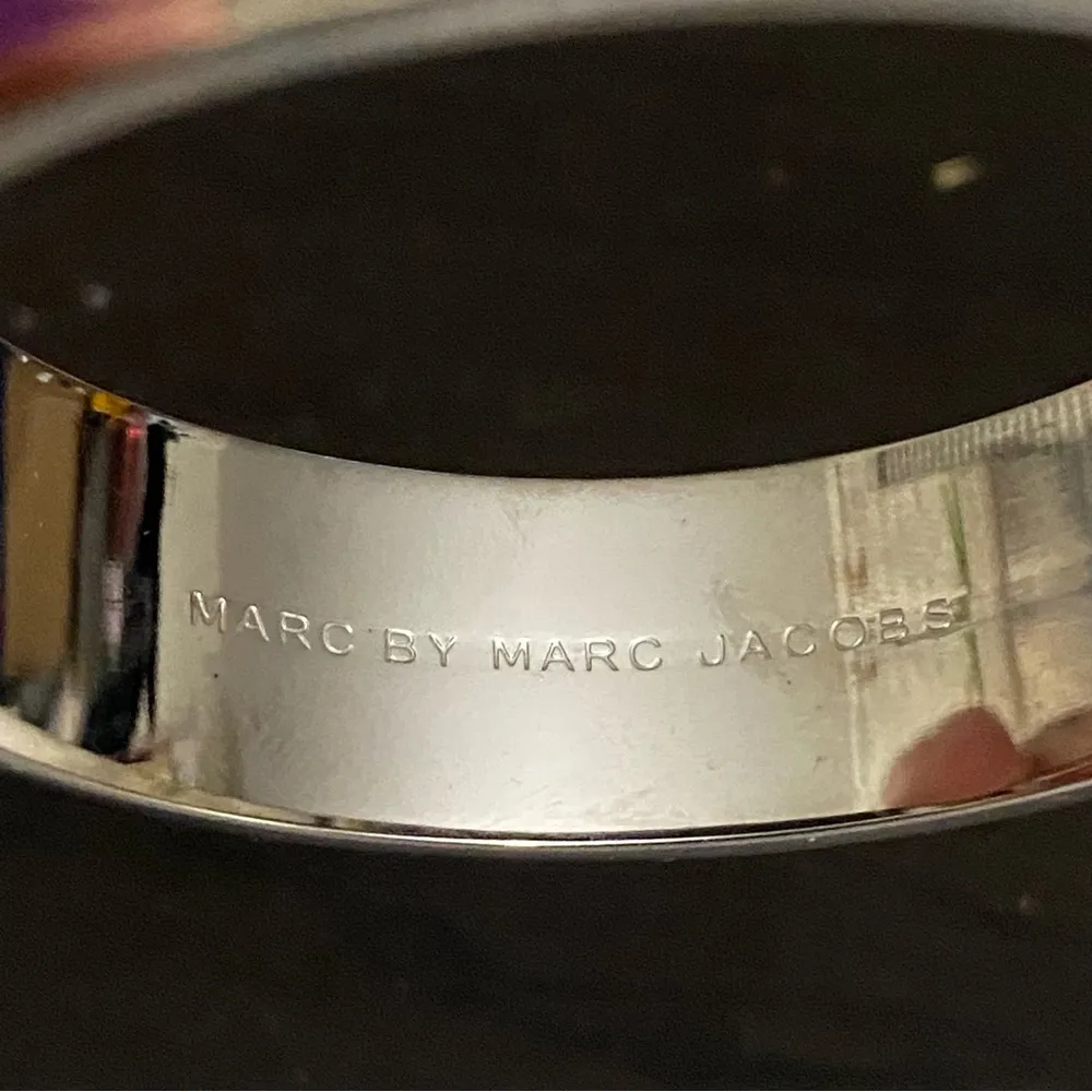 MARC JACOBS Dark Magenta Logo Enamel Hinged Bangle Bracelet - Image 10
