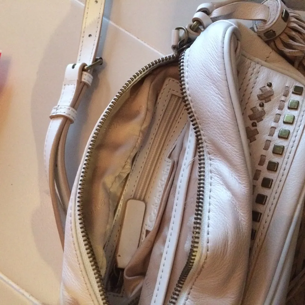 NEW Calvin Klein pebble leather hang tassel cross-body bag NWD torn inner lining - Image 6