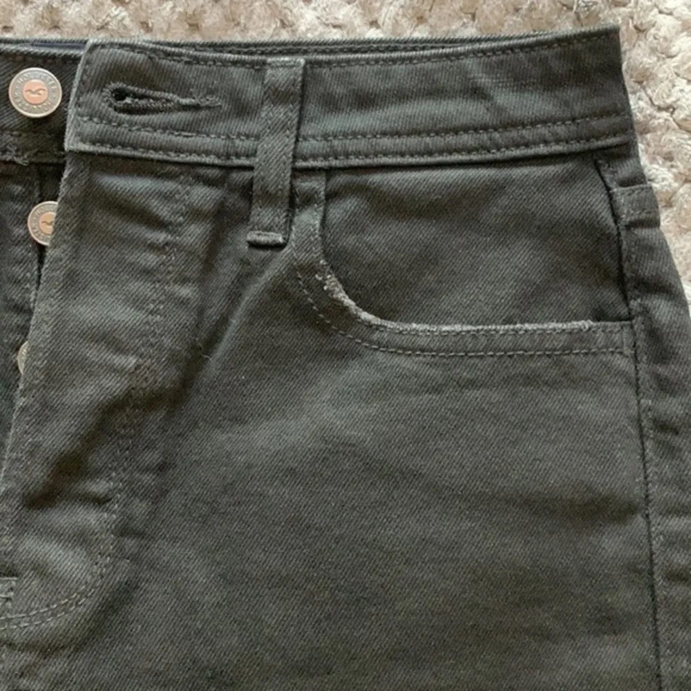 Hollister Denim Black Jean ULTRA HIGH RISE MOM SHORTS 3” Size 27/5 EUC #7918 - Image 3