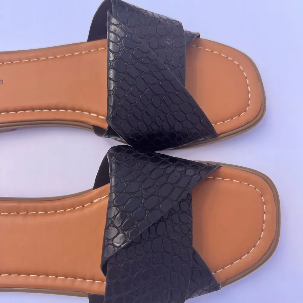 NWT Pierre Dumas Black Faux Crocodile Snakeskin Black Slide Sandals. Size 8.5 - Image 3