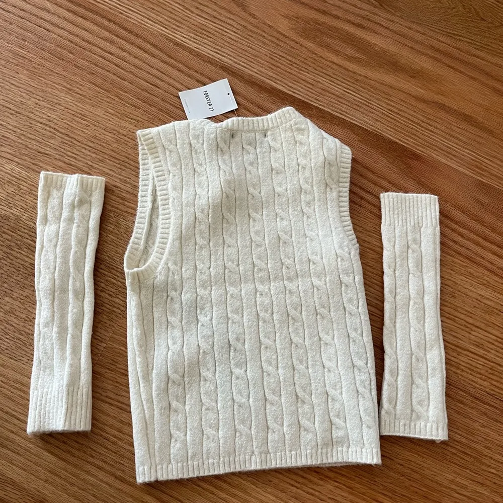 Forever 21 sweater tank top with arm warmers - Image 4