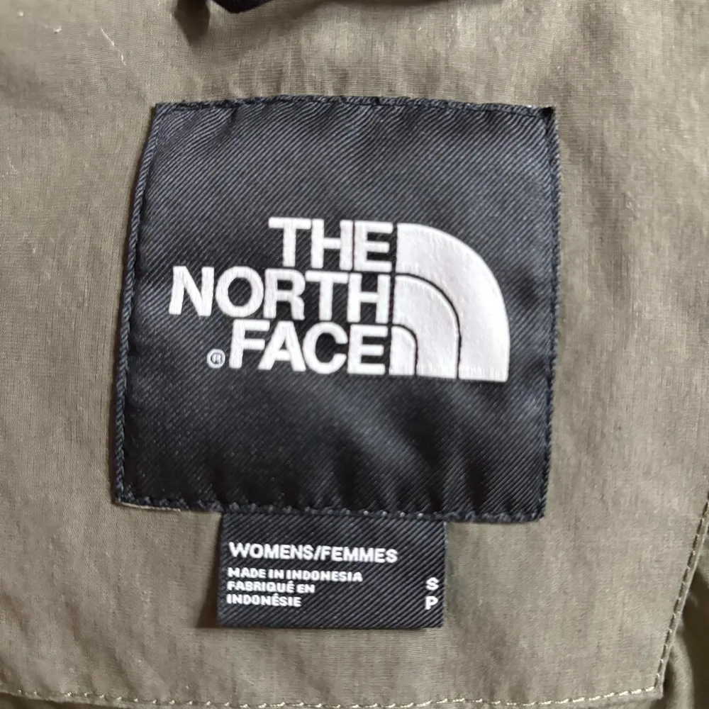 The North Face woman’s Arctic down Parka size small - Image 16