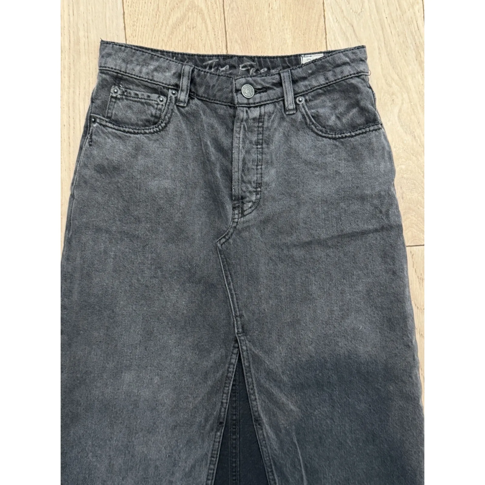 We The Free People Sz 24 Distressed Black Fade Denim Front Slit‎ Midi Skirt EUC - Image 2