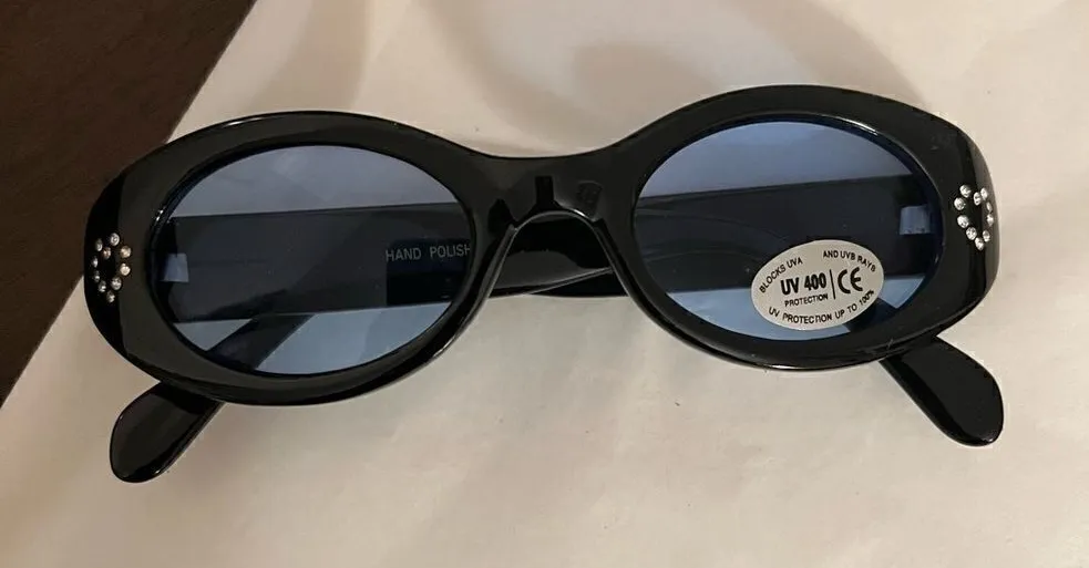 NWOT black oval sunnies with little rhinestone hearts UV 400 Black - Image 1