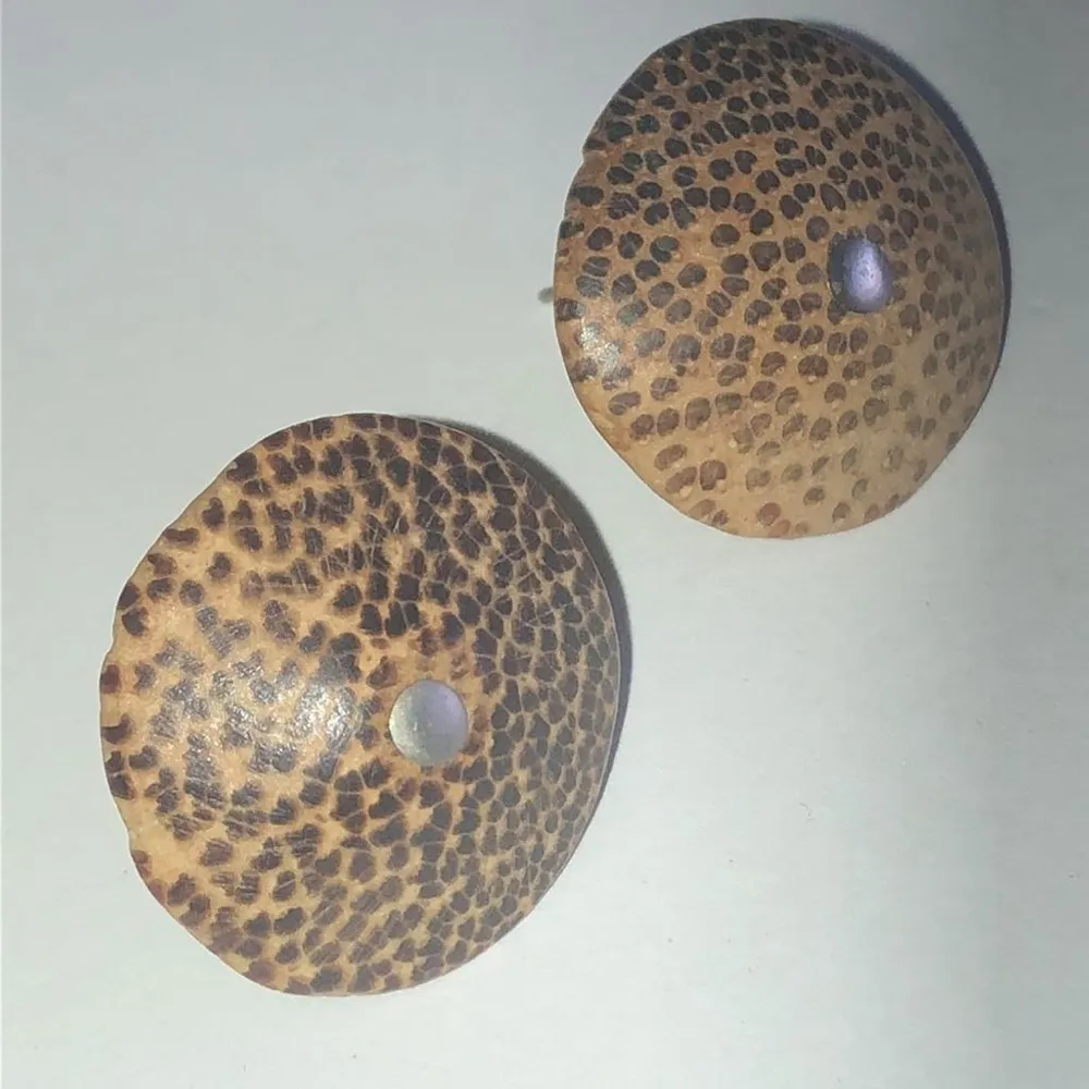 Vintage Round Tan & Brown Shell Like Boho Retro Pierced Earrings - Image 2