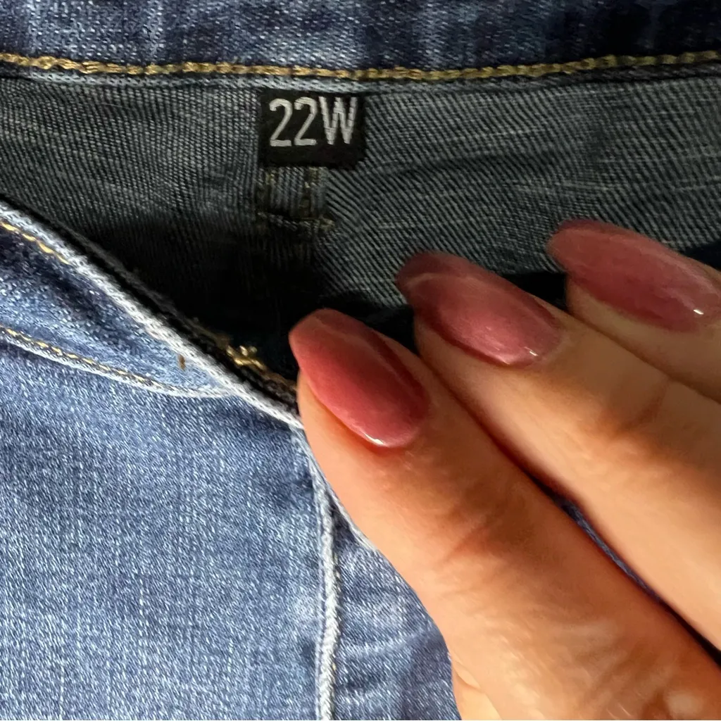 Judy Blue Capri Fit Distressed Denim Capris - Image 8