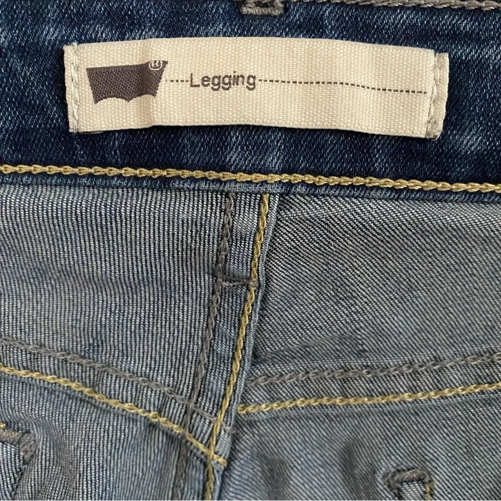 Levi’s mid rise medium wash vertical fade crease legging skinny jeans size 31 - Image 15