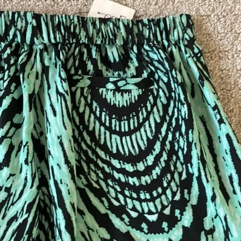 NWT- Red Saks Fifth Avenue Green & Black Dressy Skort - Image 4