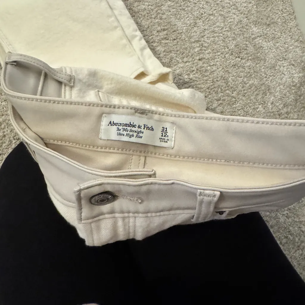 Abercrombie & Fitch Women's Cream Straight Leg Jeans - Image 3